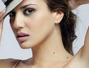 Πως ήταν η Δήμητρα Ματσούκα πριν τις πλαστικές στην πρώτη της τηλεοπτική εμφάνιση το 1993 (βίντεο)